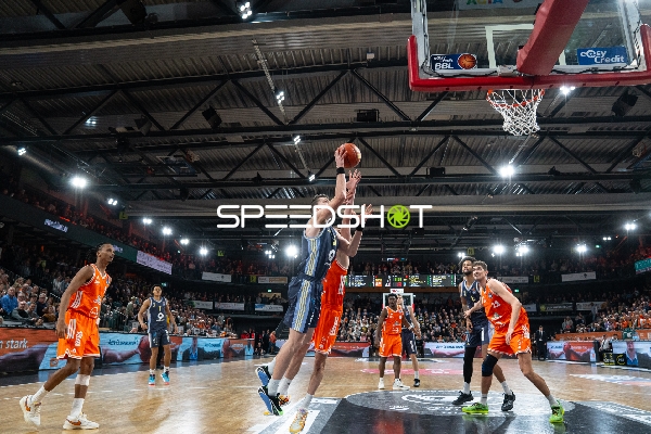 Justin Bean (34, Alba Berlin) mit Wurf am Korb