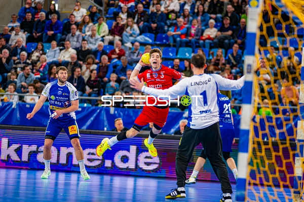 Nikola Vlahovic (3, SG BBM Bietigheim) wirft aufs Tor