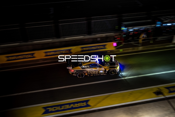 Rennfahrzeug in der Boxengasse