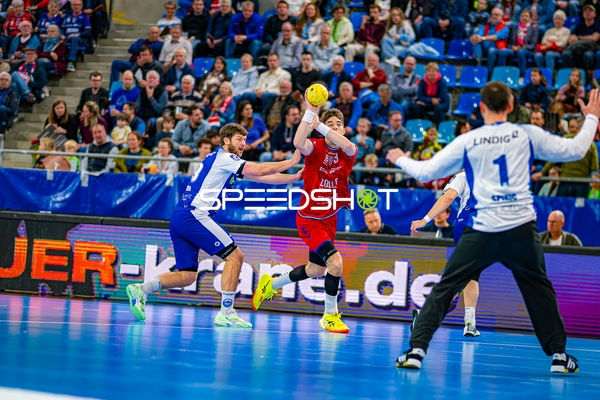 Nikola Vlahovic (3, SG BBM Bietigheim) mit Wurfversuch