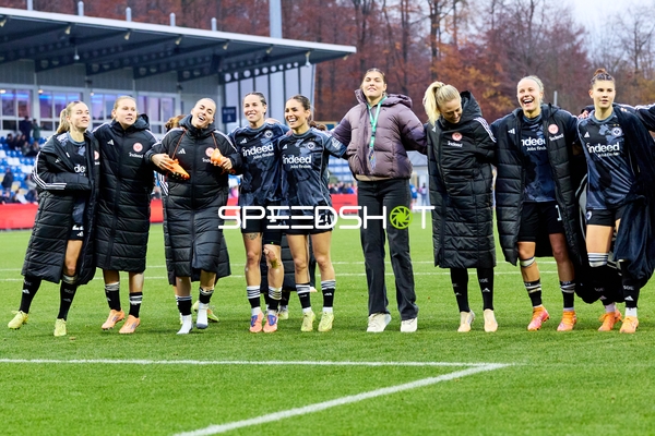 Spielerinnen feiern gemeinsam