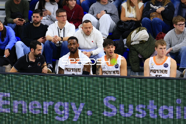 Spieler auf der Bank bei Promitheas Patras Vikos Cola