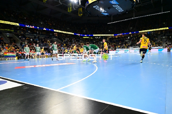 Zweikampf um den Ball mit David More (15; Rhein Neckar Löwen) und Manuel Štrlek (7; Füchse Berlin)