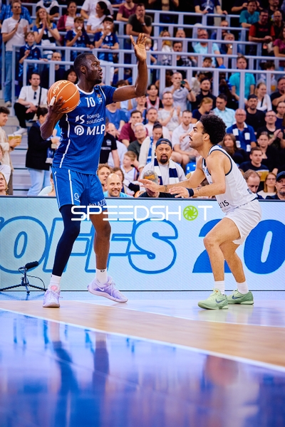 Bakary Dibba (10, MLP Academics Heidelberg) hält Ball