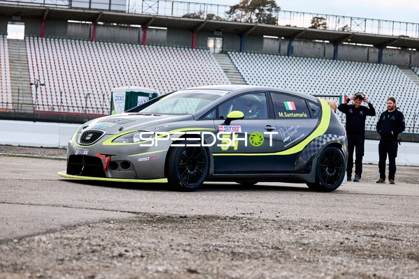 Auto mit Startnummer 54 auf der Rennstrecke