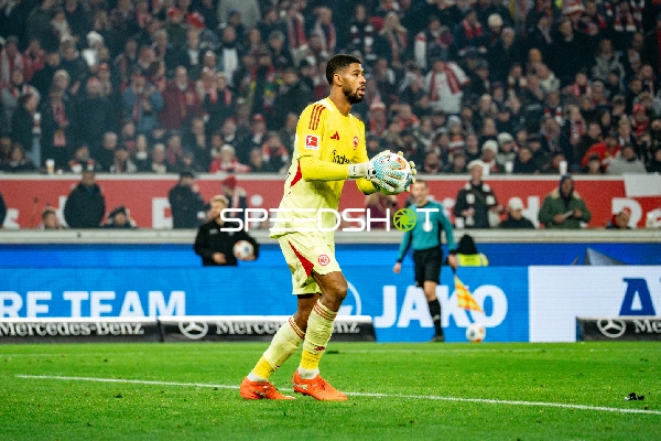 Torwart hält den Ball