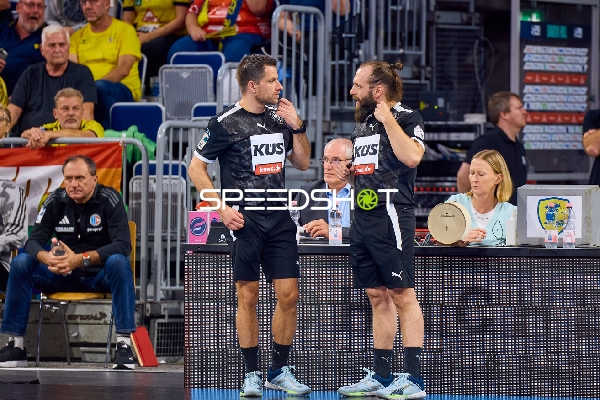 Besprechung zwischen Offiziellen oder Trainern am Spielfeldrand.