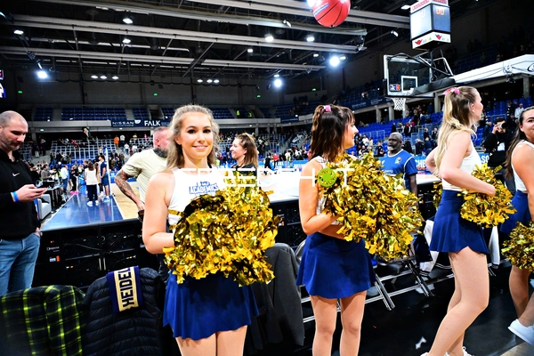 Cheerleader am Spielfeldrand