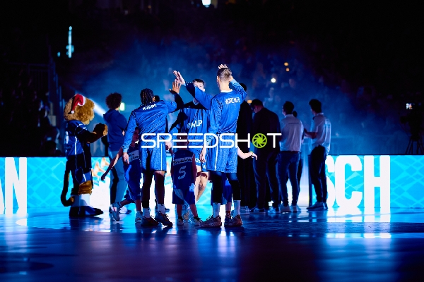 Spieler betreten das Spielfeld.