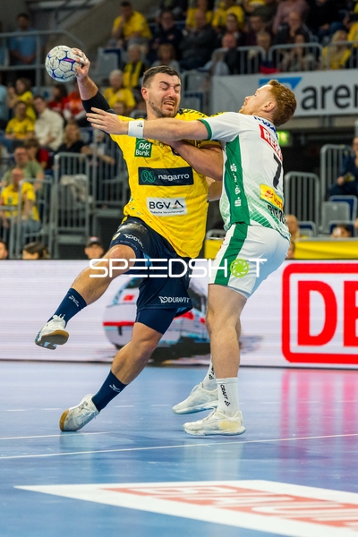 Jannik Kohlbacher (80; Rhein Neckar Löwen) im Zweikampf mit Tomas Piroch (7; SC DHfK Leipzig)