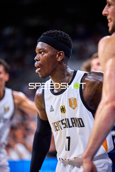 Dennis Schröder (17; Deutschland) im Zweikampf