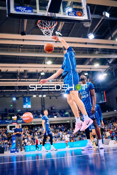 Dynamischer Dunk der MLP Academics