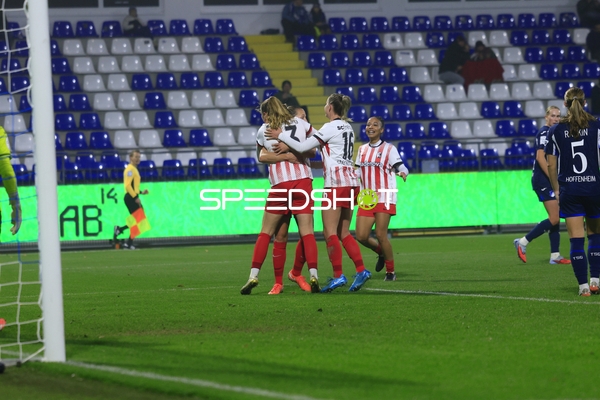 Spieler feiern Torjubel