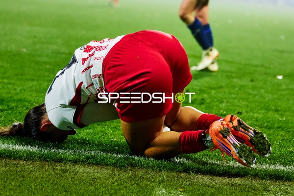 Spielerin verletzt am Boden