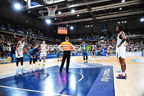 Szene mit Josh Hawley (3; Basketball Löwen Braunschweig) und David NGuessan (1; Basketball Löwen Braunschweig)