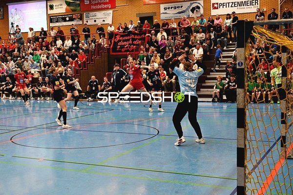 Wurf beim Handballspiel Kurpfalz Bären gegen Mainz 05