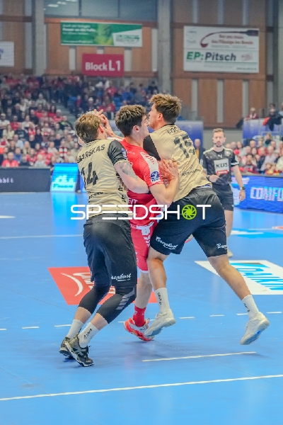 Gerdas Babarskas (14; Bergischer HC) und Lars Kooij (15; Bergischer HC) im Zweikampf mit 14; MT Melsungen