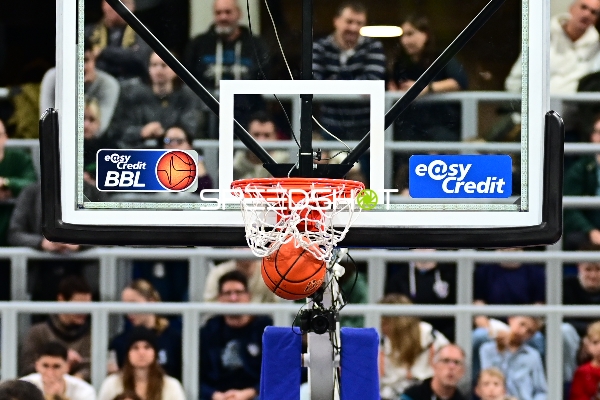 Basketball Korb mit Ball im Netz