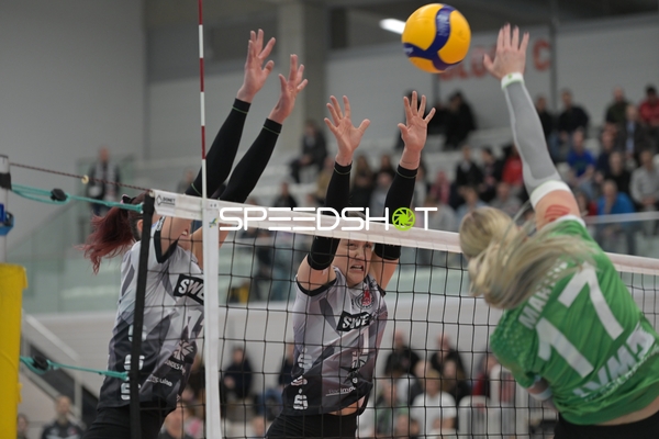 Alina Zellin (1; Schwarz-Weiß Erfurt) und Isabel Kovacic (11; Schwarz-Weiß Erfurt) blocken