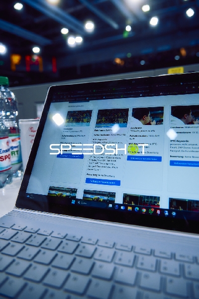 Laptop-Screen mit Informationen zur Handballpartie.