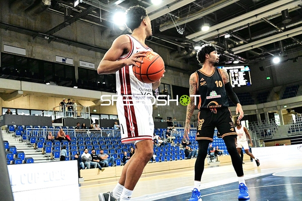 Defensive Aktion von Tevin Brown (10; Rasta Vechta)