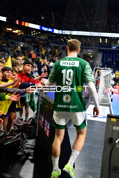 Mathias Gidsel (19; Füchse Berlin) gibt Fans Hände