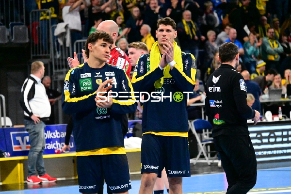 Sebastian Heymann (13; Rhein Neckar Löwen) klatscht im Vordergrund