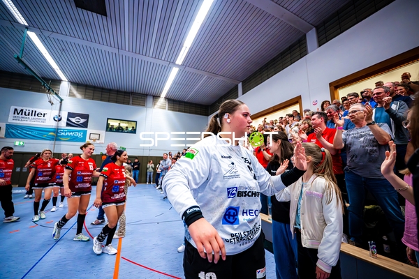 Hanna Krause (12, SG Schozach-Bottwartal) begrüßt Fans