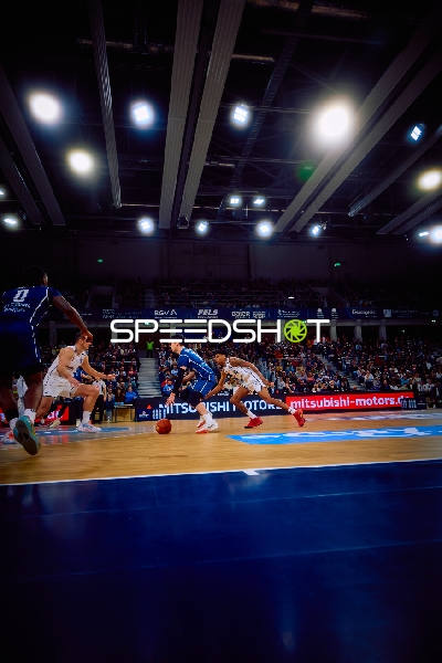 Ein Basketballspieler versucht, an seinem Gegenspieler vorbeizudribbeln.