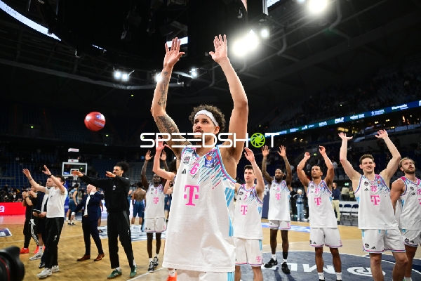 Szene mit Michael Kessens (6; Telekom Baskets Bonn) und Teamkollegen