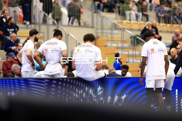 Vojtech Hruban (77; Basketball Nymburg) am Spielfeldrand