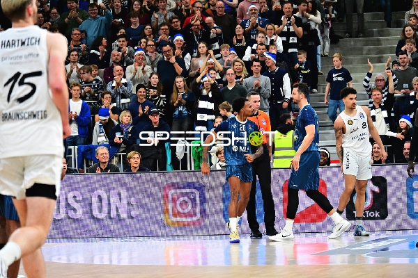 Szene mit Paul Zipser (9; MLP Academics Heidelberg), Joshua Obiesie (8; Basketball Löwen Braunschweig) und Michael Weathers (20; MLP Academics Heidelberg)