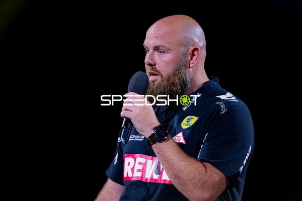 Co-Trainer gibt Anweisungen