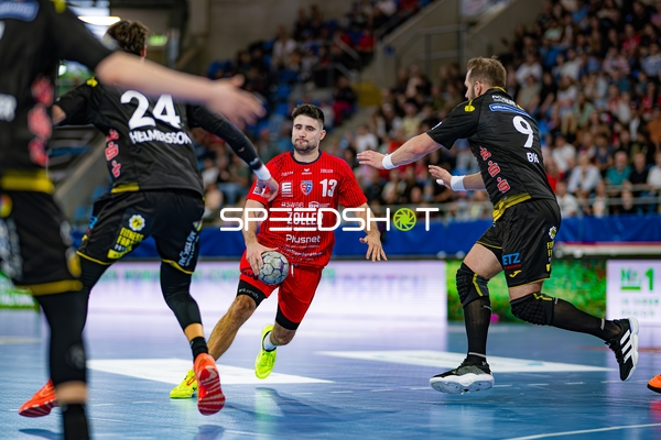 Juan De la Pena (13; SG BBM Bietigheim) kämpft um den Ball