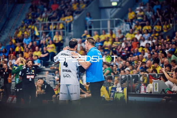 Ein Trainer spricht mit dem Spieler.