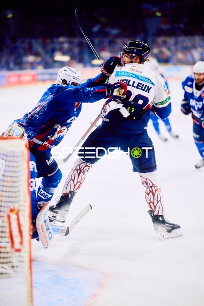 Kampf während Adler gegen Eisbären Playoff-Spiel