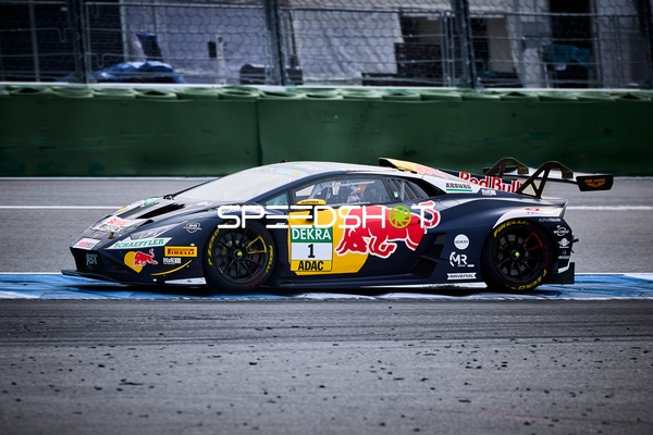 Rennfahrzeug in der Boxengasse