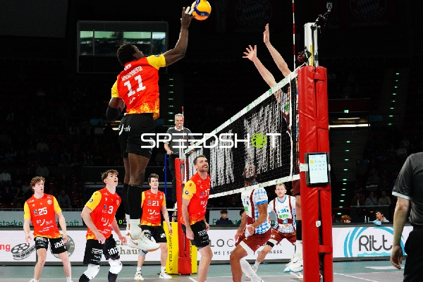 Blockversuch von Jonathan Downs (17; BADEN VOLLEYS SSC Karlsruhe) am Netz