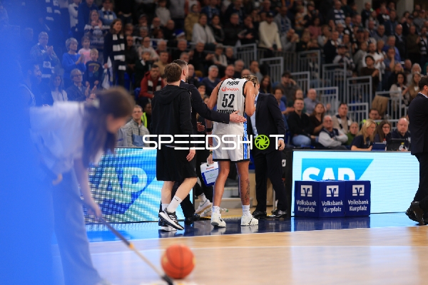 Zacharie Perrin (52; Veolia Towers Hamburg) am Spielfeldrand