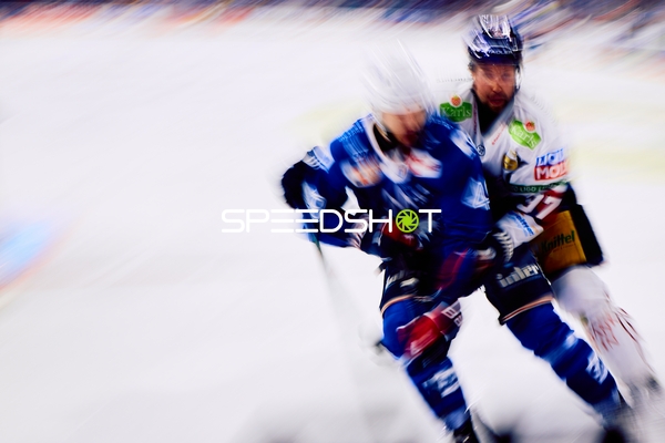 Körpercheck zwischen Adler Mannheim und Eisbären Berlin