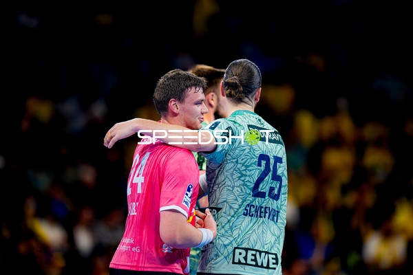 Spieler feiern gemeinsam den Sieg