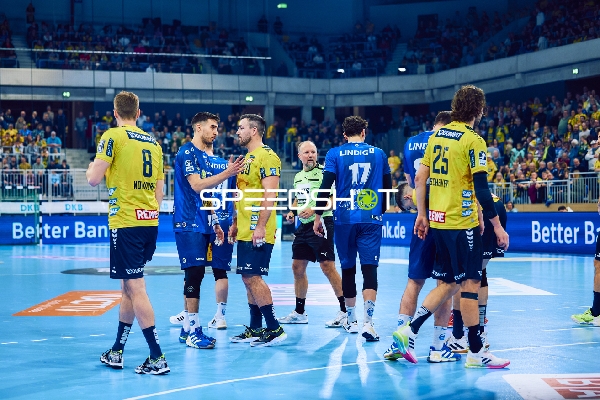 Spieler beider Teams unterhalten sich nach dem Spiel