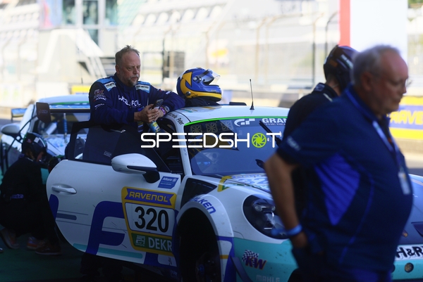 Rennfahrzeug in der Boxengasse