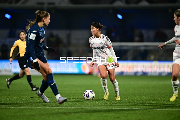 Ballkontrolle von Momoko Tanikawa (18; FC Bayern München)