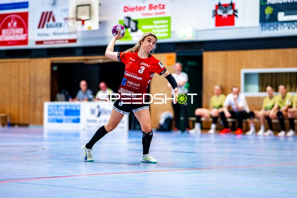 Hannah Hönig (3, SG Schozach-Bottwartal) wirft Ball