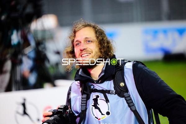 Fotograf am Spielfeldrand