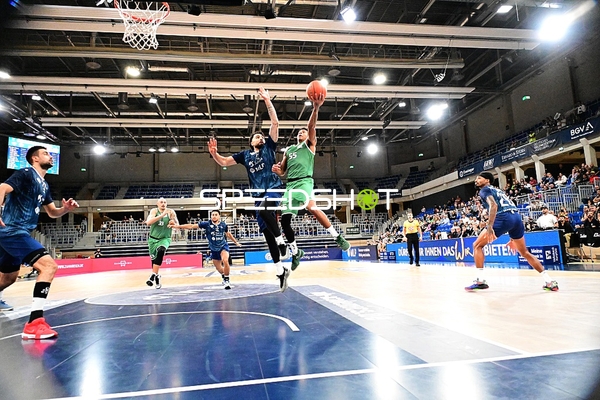 Eli Brooks (55; Gladiators Trier) wirft, Mateo Šerić (21; MLP) verteidigt