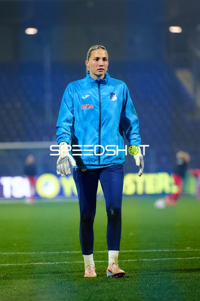 Torwart Juliane Schmid (27; TSG Hoffenheim Frauen) in Aktion