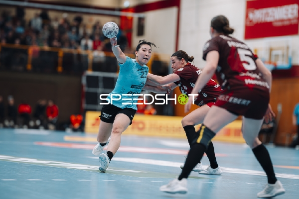 Szene mit Natsuki Aizawa (23; Thüringer HC) und Lena Sophia Degenhardt (8; HSG Bensheim/Auerbach)