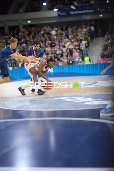 Marcus Carr (5; Würzburg Baskets) mit Ball unter Druck